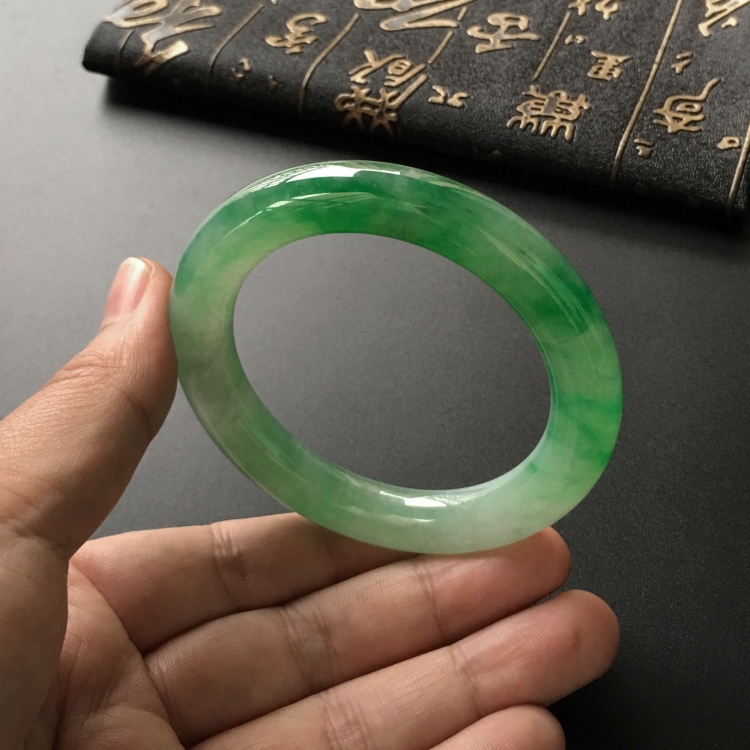 (超值推荐)冰种飘阳绿圆条手镯(57mm)