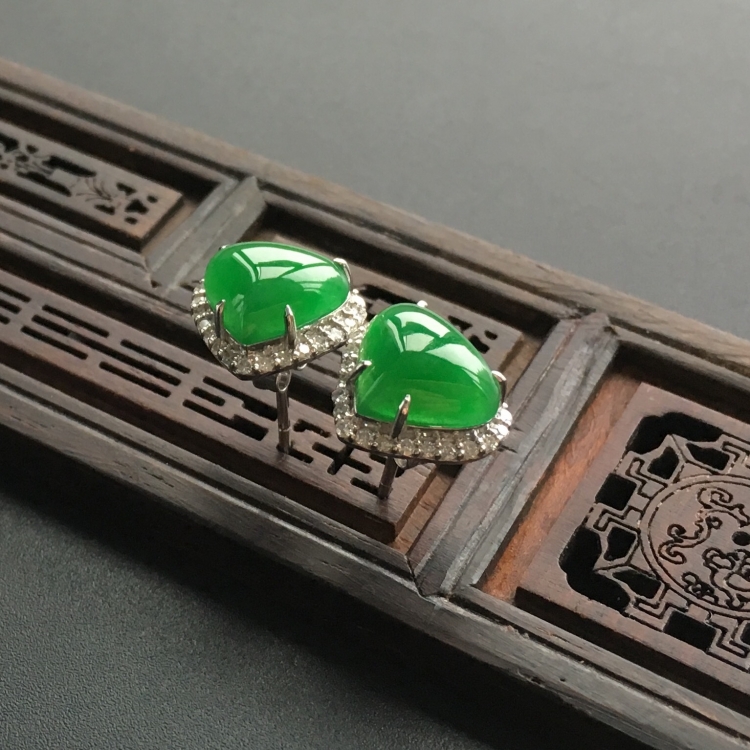 (超值推荐)冰种阳绿镶白金钻石水滴胸坠