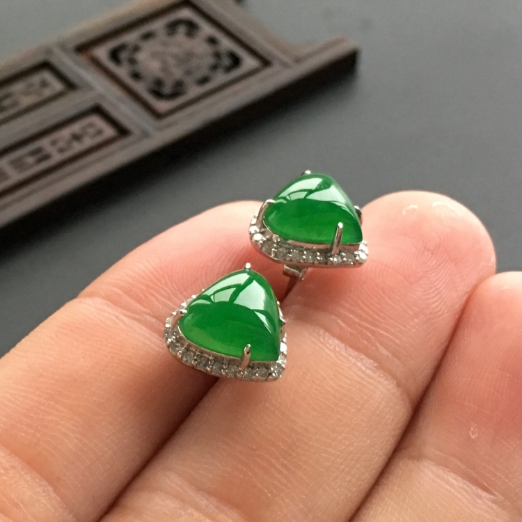(超值推荐)冰种阳绿镶白金钻石水滴胸坠