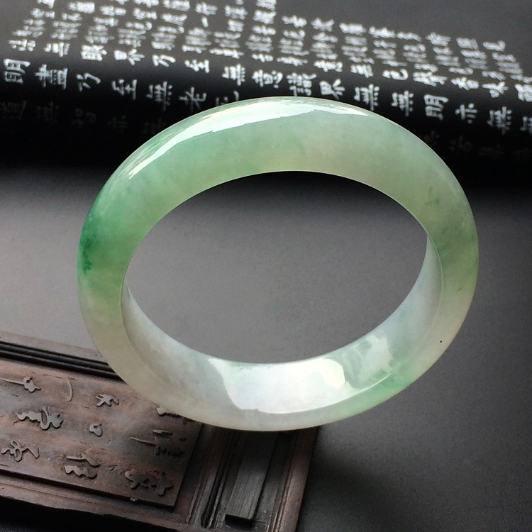 （超值推荐）糯冰种飘绿花手镯（56.2mm）