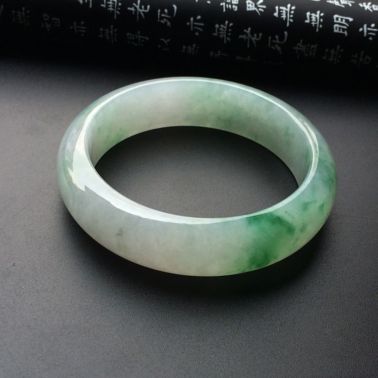 （超值推荐）糯冰种飘绿花手镯（56.2mm）