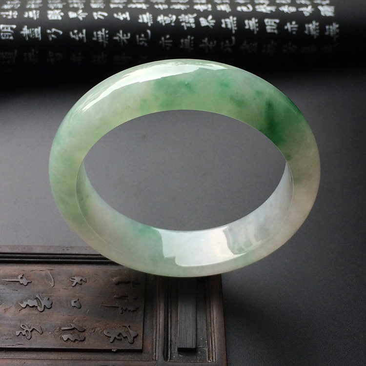 （超值推荐）糯冰种飘绿花手镯（56.2mm）