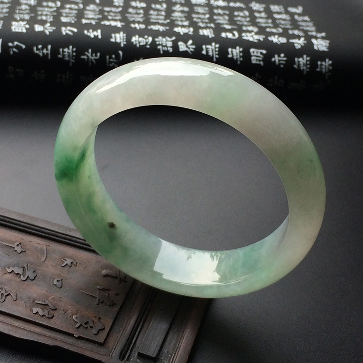（超值推荐）糯冰种飘绿花手镯（56.2mm）