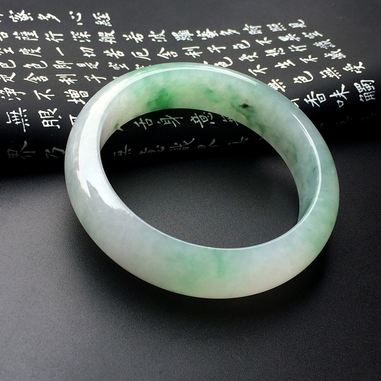 （超值推荐）糯冰种飘绿花手镯（56.2mm）