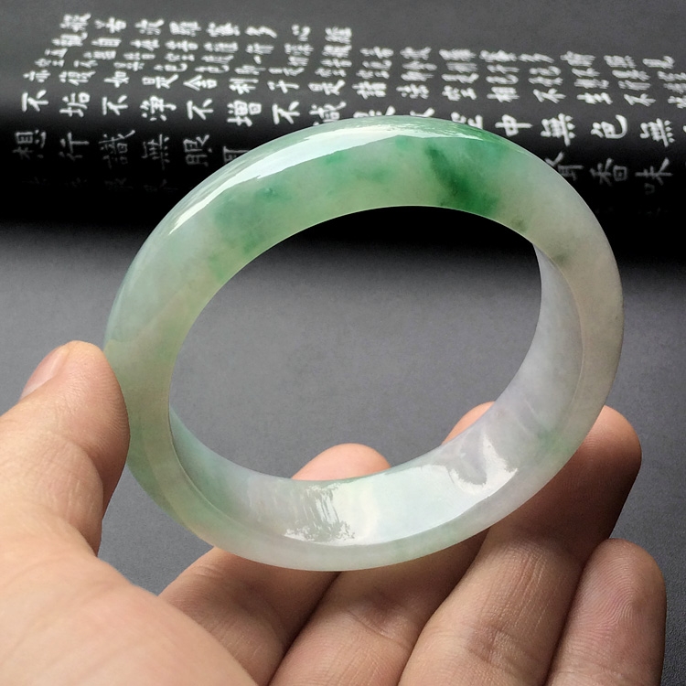 （超值推荐）糯冰种飘绿花手镯（56.2mm）