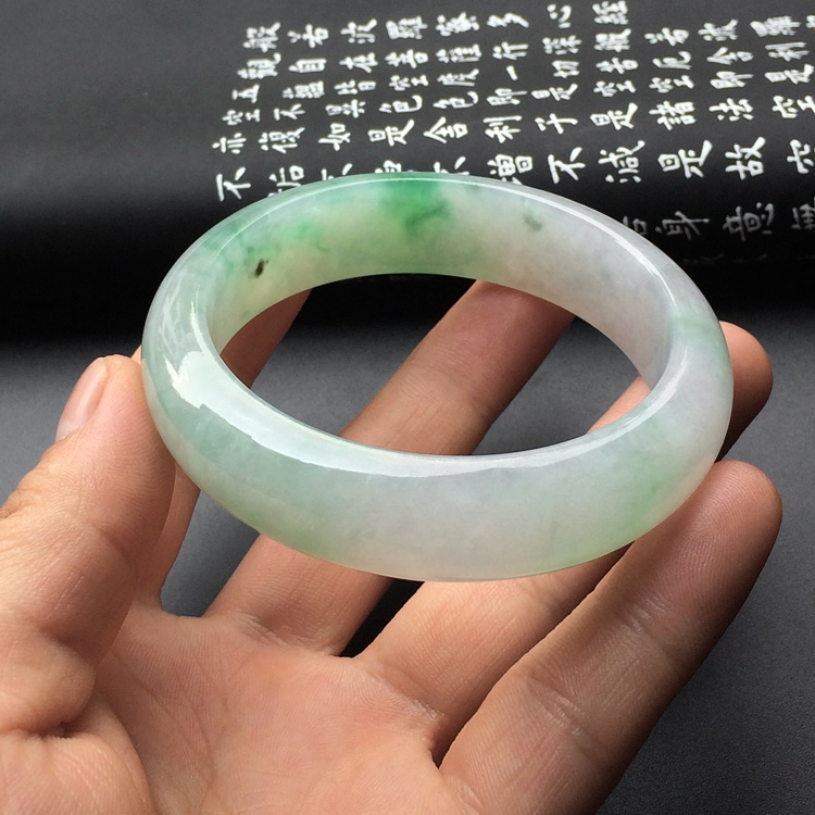 （超值推荐）糯冰种飘绿花手镯（56.2mm）