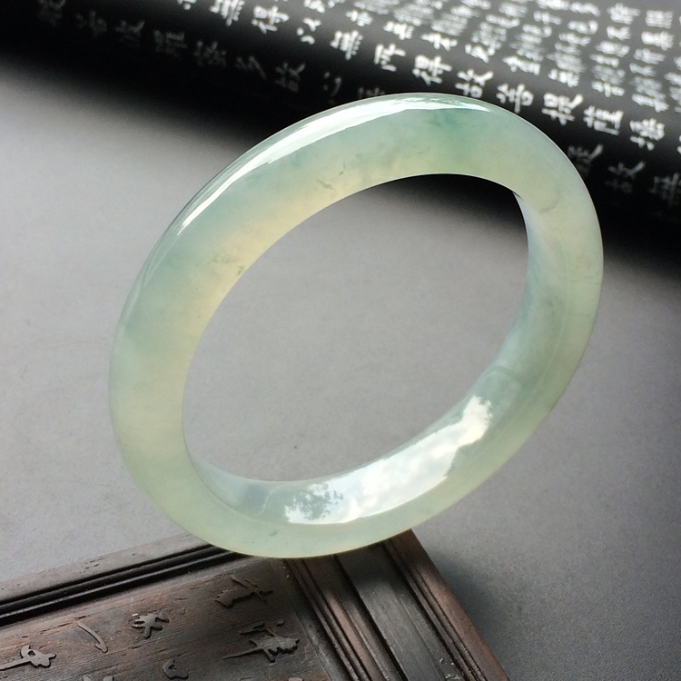 (超值推荐)冰种淡晴水略飘花手镯(56.1mm)
