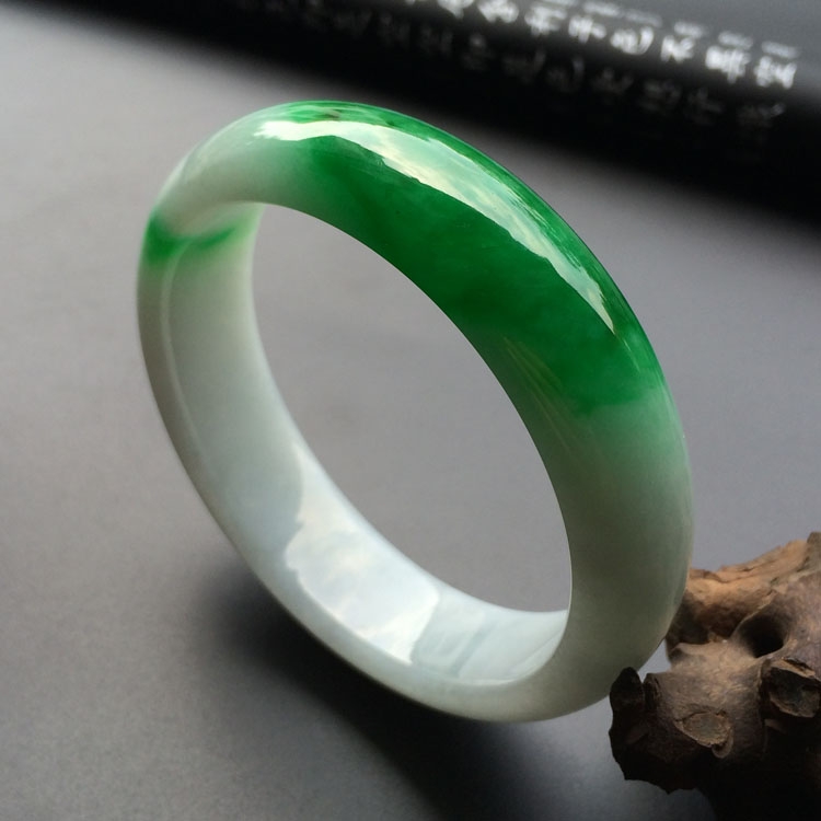 (超值推荐)糯冰种阳绿手镯(58.2mm)