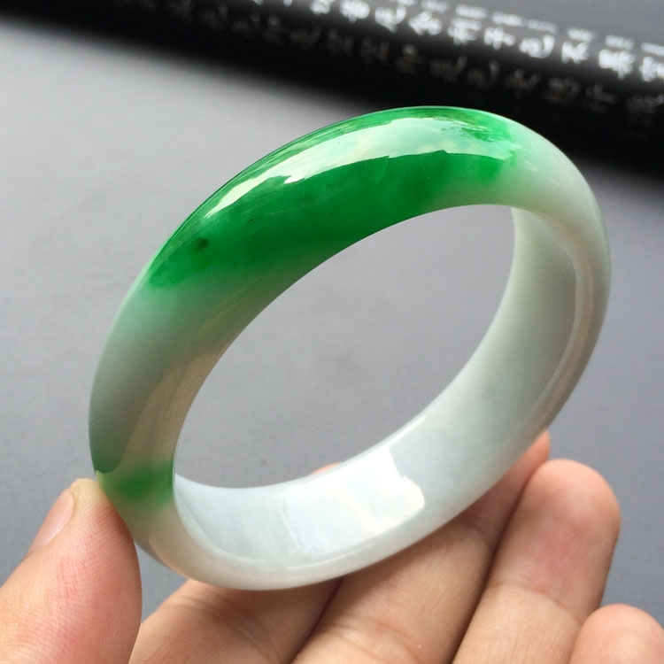 (超值推荐)糯冰种阳绿手镯(58.2mm)