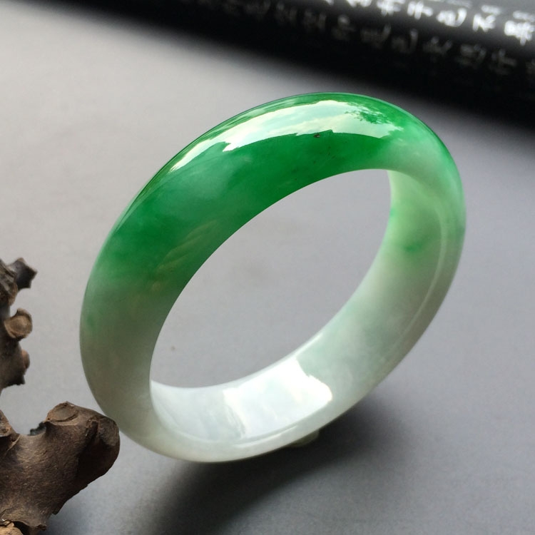 (超值推荐)糯冰种阳绿手镯(54.5mm)