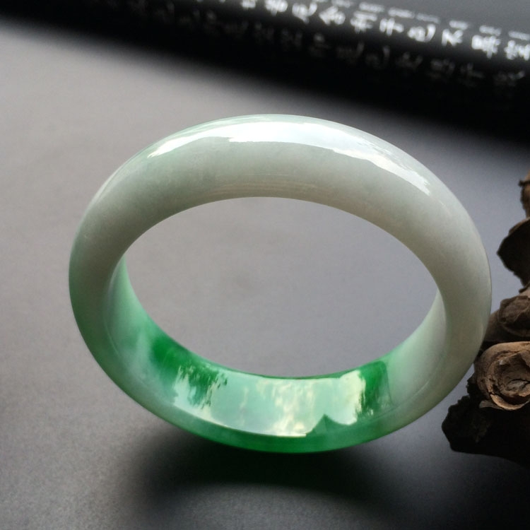 (超值推荐)糯冰种阳绿手镯(54.5mm)