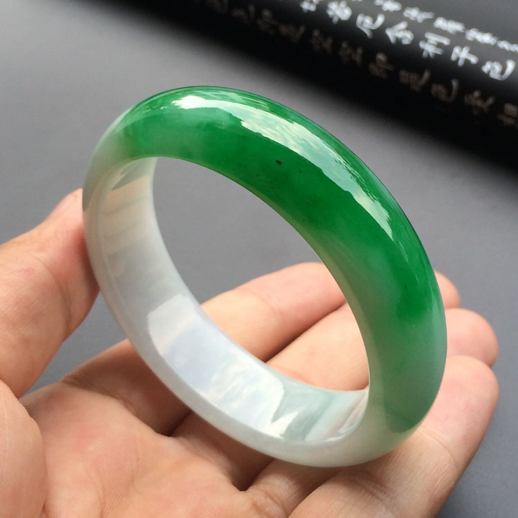 (超值推荐)糯冰种阳绿手镯(54.5mm)