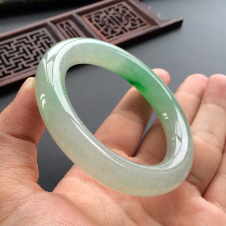 (超值推荐)糯冰种飘阳绿圆条手镯(56.5mm)