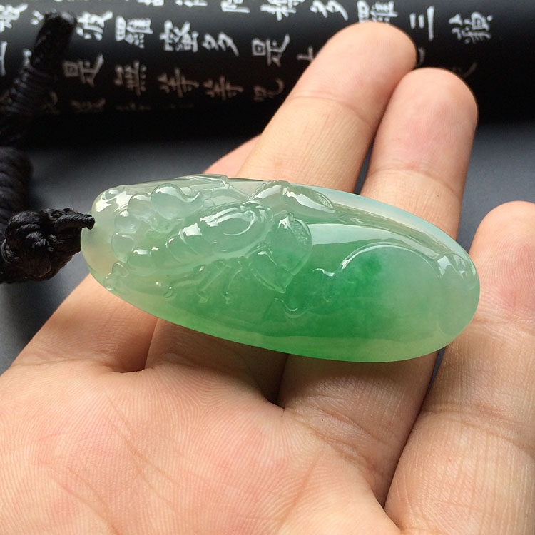 (超值推荐)冰种绿晴水独霸天下挂件