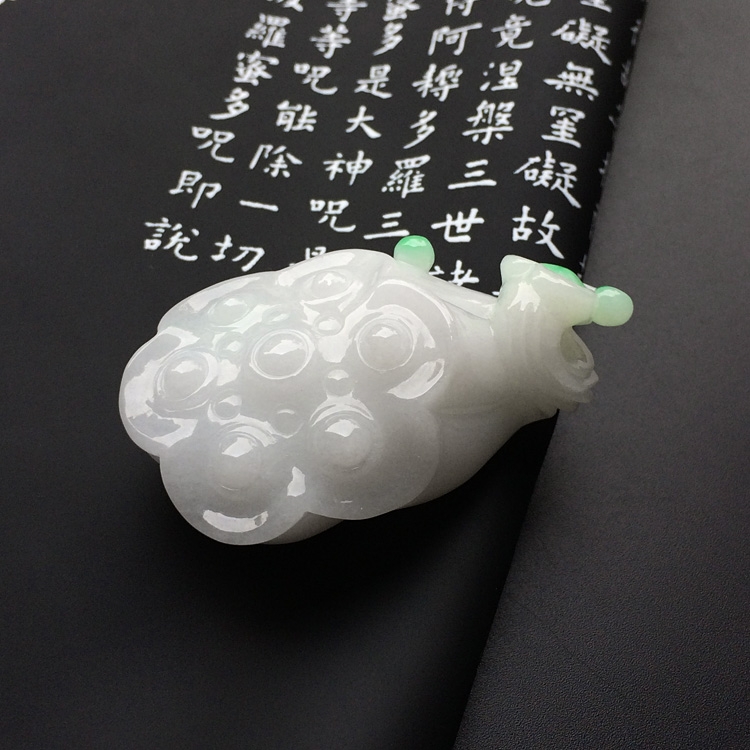 糯冰种飘翠并蒂同心挂件