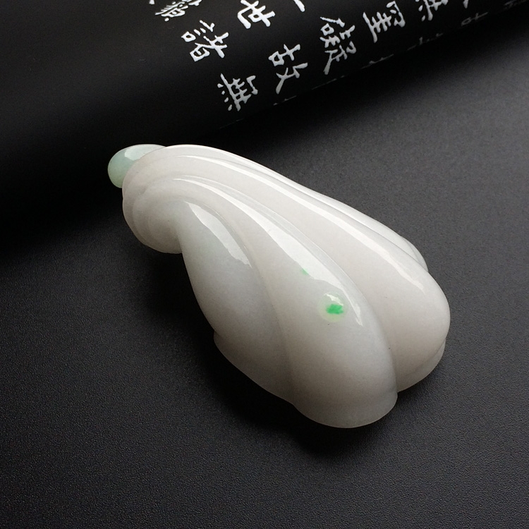 糯冰种飘翠并蒂同心挂件