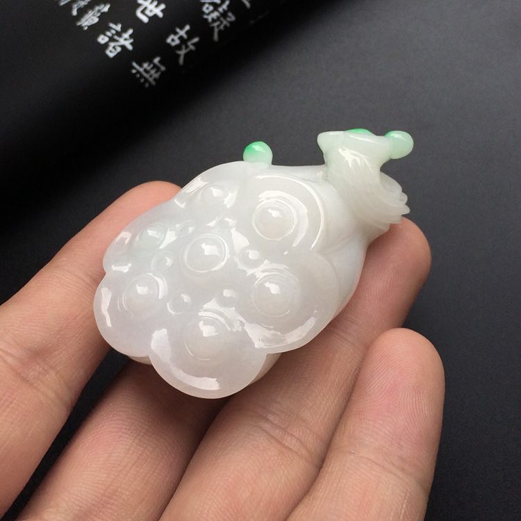 糯冰种飘翠并蒂同心挂件