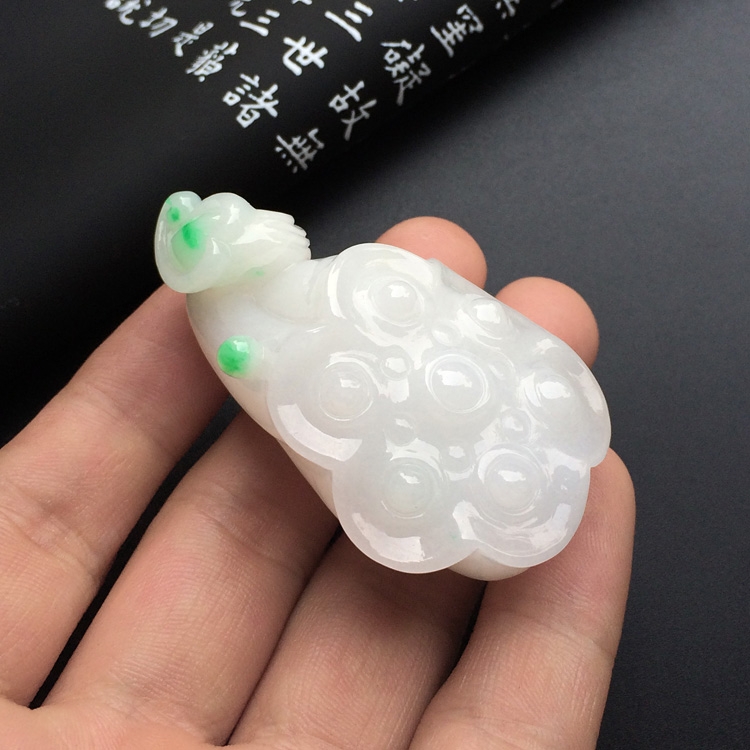 糯冰种飘翠并蒂同心挂件