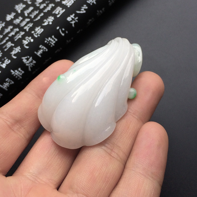 糯冰种飘翠并蒂同心挂件