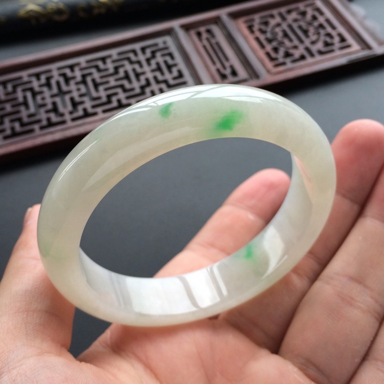 (超值推荐)糯冰种飘翠手镯(55.6mm)