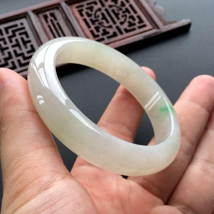 (超值推荐)糯冰种飘翠手镯(55.6mm)