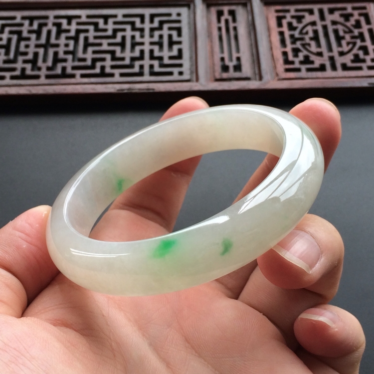 (超值推荐)糯冰种飘翠手镯(55.6mm)