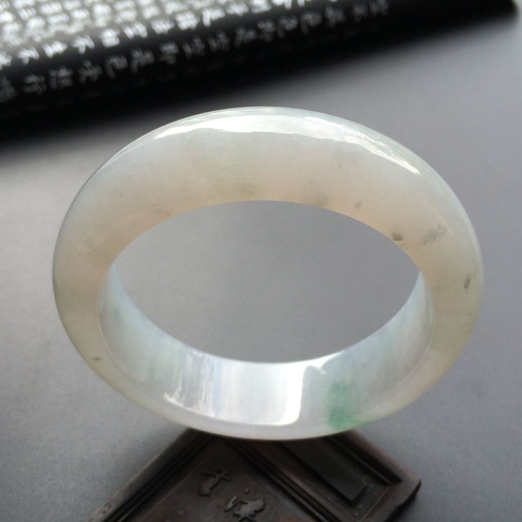 （超值推荐）糯冰种略飘花手镯（57.4mm）