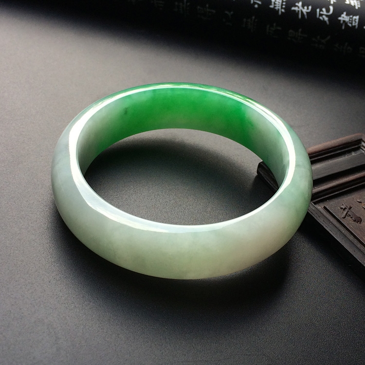 （超值推荐）糯冰种翠色手镯（54.5mm）