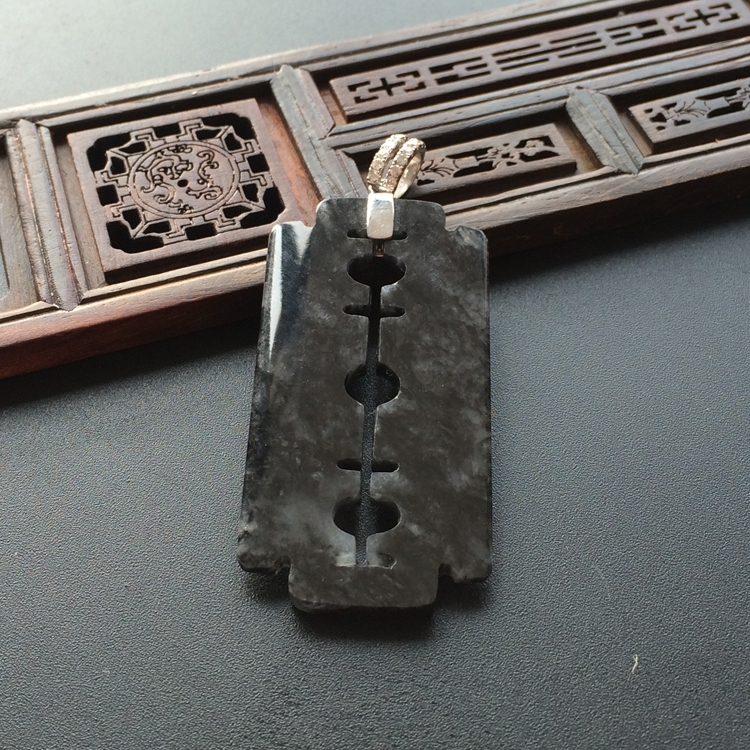 (超值推荐)糯冰(乌鸡)种墨色胸坠