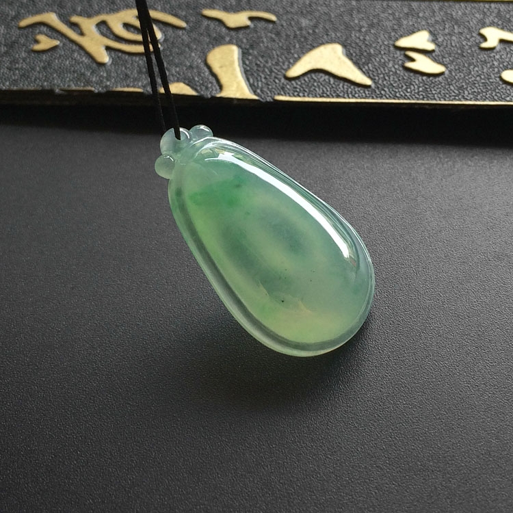 （超值推荐）冰种晴水略飘翠福瓜挂件