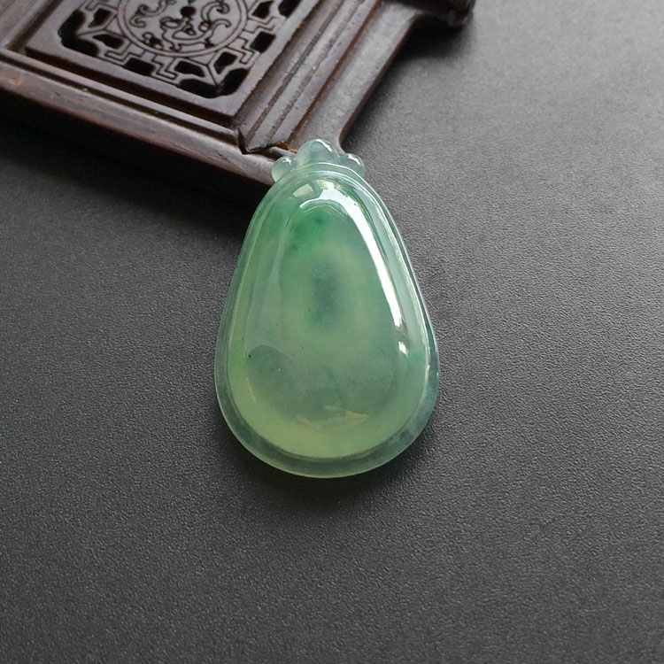（超值推荐）冰种晴水略飘翠福瓜挂件