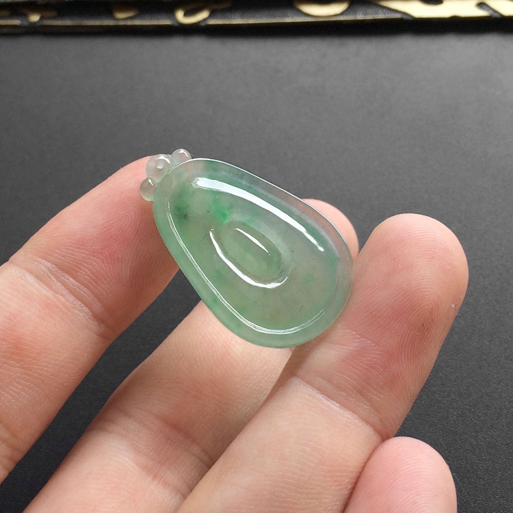 （超值推荐）冰种晴水略飘翠福瓜挂件