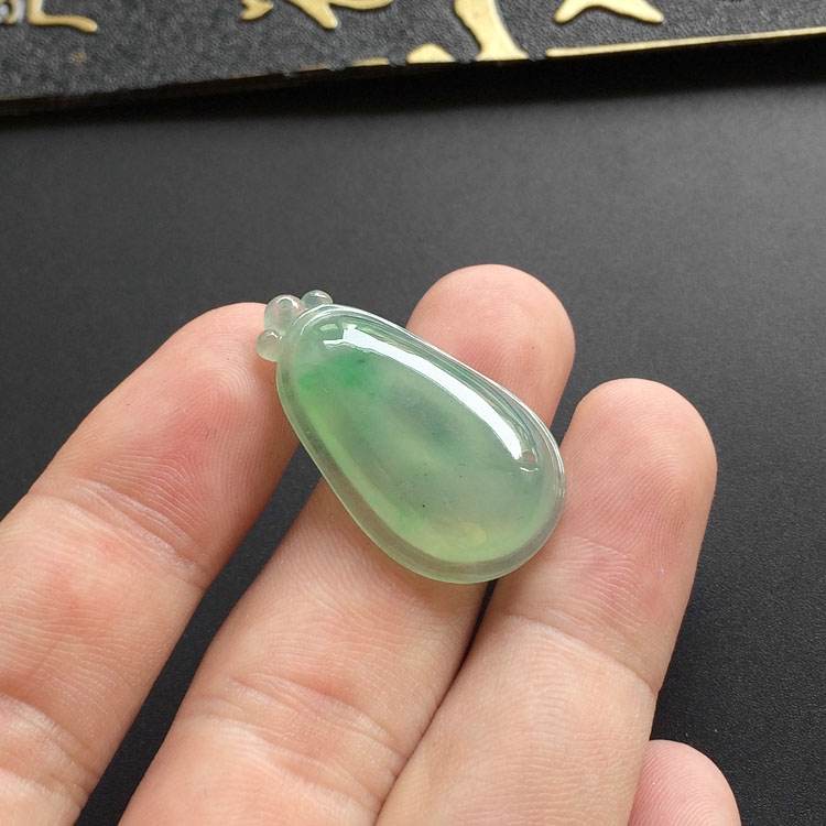 （超值推荐）冰种晴水略飘翠福瓜挂件