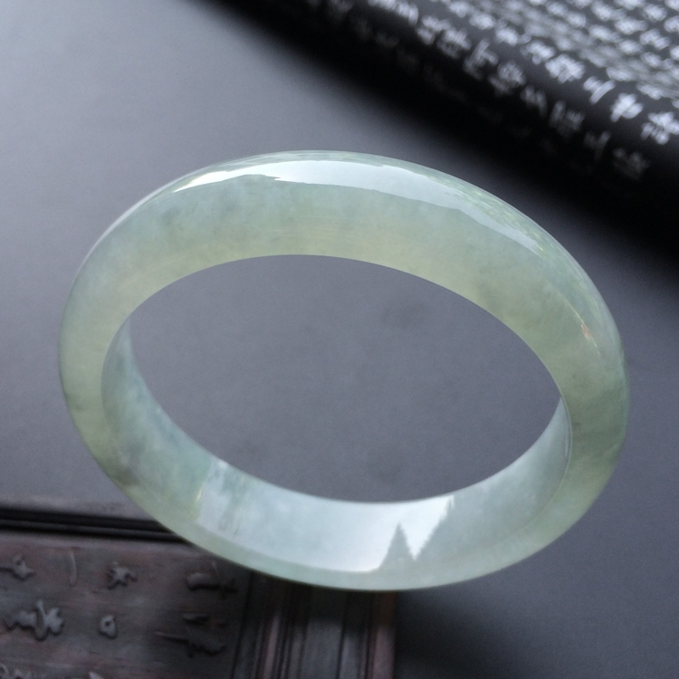 (超值推荐)糯冰种淡晴水手镯(57.2mm)