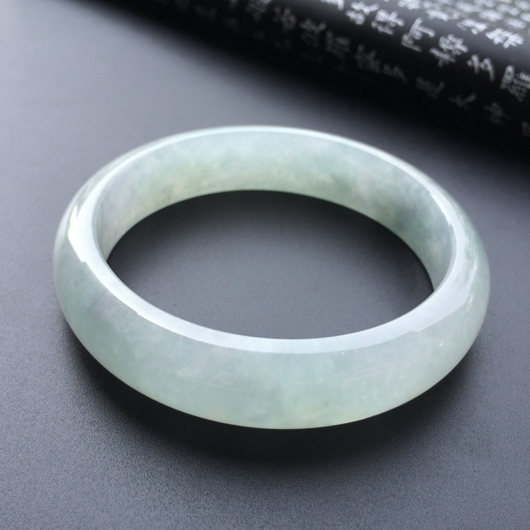 (超值推荐)糯冰种淡晴水手镯(57.2mm)