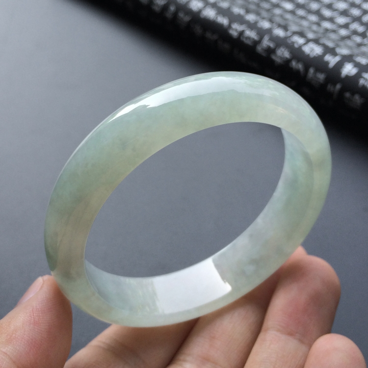 (超值推荐)糯冰种淡晴水手镯(57.2mm)