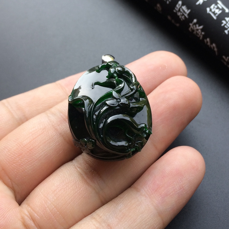 糯冰种油青君子兰挂件