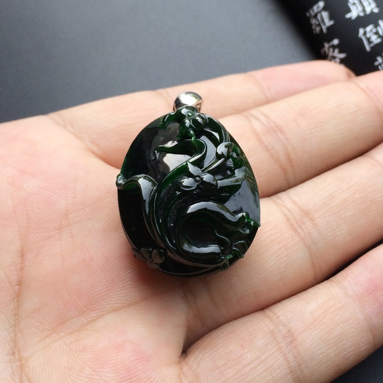 糯冰种油青君子兰挂件