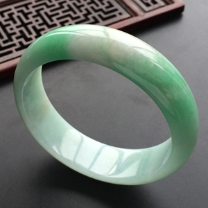 (超值推荐)糯冰种飘翠手镯(55.3mm)