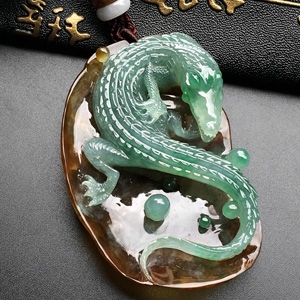 糯冰种晴水褐黄翡鳄鱼挂件