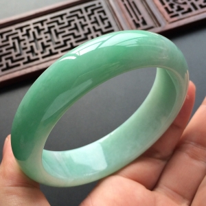 (超值推荐)糯冰种豆绿手镯(59.8mm)