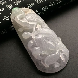 糯冰种略飘翠一路连科挂件