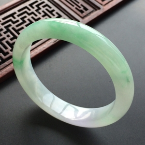 (超值推荐)糯冰种飘翠手镯(55.1mm)