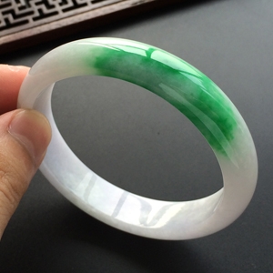 (超值推荐)糯冰种淡春带彩贵妃镯(58mm-50.2mm)