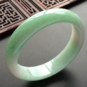 (超值推荐)糯冰种飘翠手镯(56.8mm)