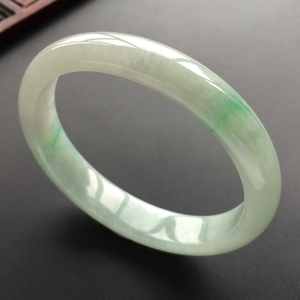 (超值推荐)糯冰种略飘翠贵妃镯(54.1mm-47mm)