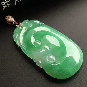 糯冰种浅绿如意挂件