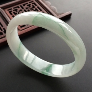 (超值推荐)糯冰种飘花贵妃镯(57.2mm-50mm)