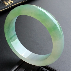 (超值推荐)糯冰种略飘花手镯(57mm)