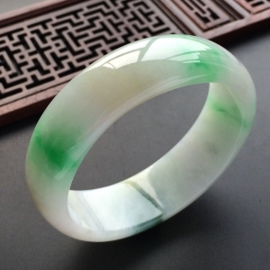 (超值推荐)糯冰种飘翠贵妃镯(55.2mm-48mm)